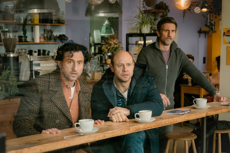 Der Anblick verblüfft (v.l.) Cem (Serkan Kaya), Andi (Moritz Führmann) und Ulf (Tom Beck) – Bild: Stephan Rabold / Netflix Der Anblick verblüfft (v.l.) Cem (Serkan Kaya), Andi (Moritz Führmann) und Ulf (Tom Beck) – Bild: Stephan Rabold / Netflix