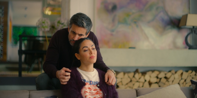 Ulf (Tom Beck) will Elif (Mona Pirzad) halten – Bild: Courtesy of Netflix