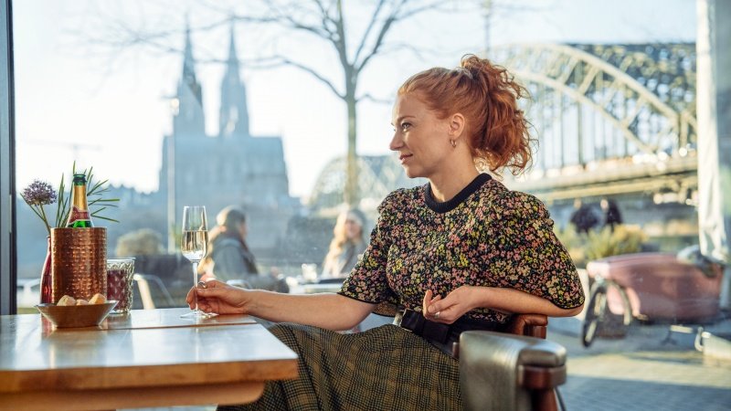 Kim (Marleen Lohse) hört aufmerksam zu – Bild: Sasha Ostrov / Netflix Kim (Marleen Lohse) hört aufmerksam zu – Bild: Sasha Ostrov / Netflix