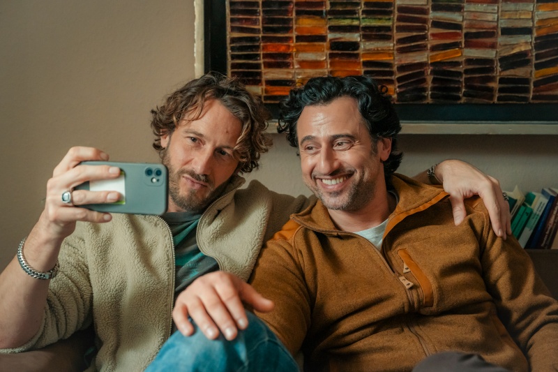 Erik (David Rott, l.) und Cem (Serkan Kaya) halten zusammen – Bild: Stephan Rabold /​ Netflix