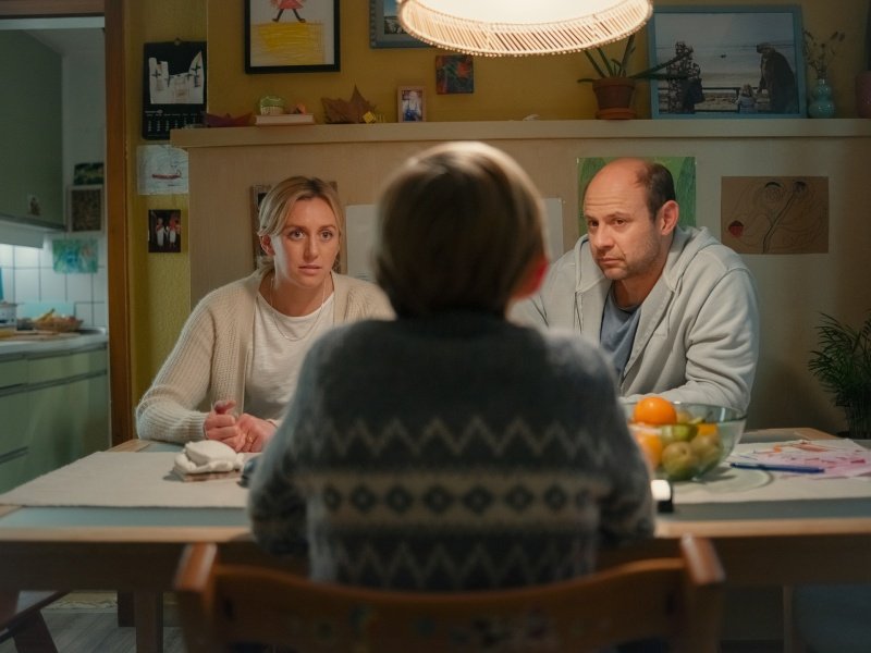 Silke (Franziska Machens) und Andi (Moritz Führmann) planen Geburtstag von Sohn Teo (Sammy Schrein) – Bild: Nirén Mahajan / Netflix Silke (Franziska Machens) und Andi (Moritz Führmann) planen Geburtstag von Sohn Teo (Sammy Schrein) – Bild: Nirén Mahajan / Netflix