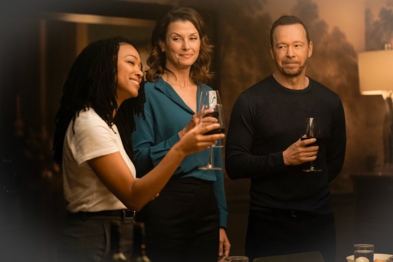 Lena (Sonequa Martin-Green), Erin (Bridget Moynahan, M.) und Danny (Donnie Wahlberg) entspannen – Bild: John Medland /​ CBS Broadcasting, Inc.