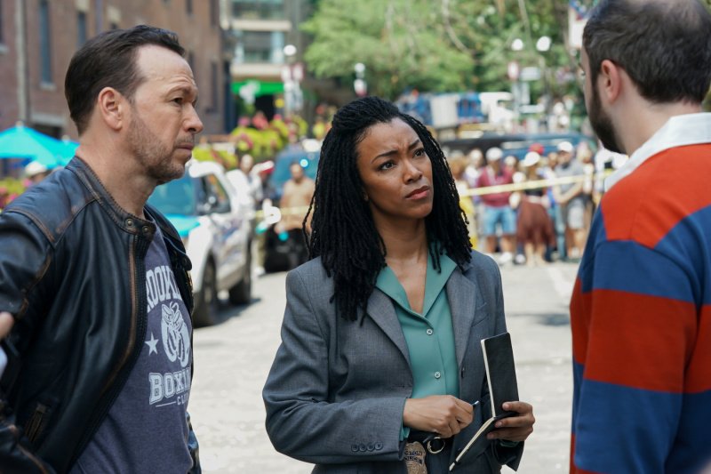 Danny (Donnie Wahlberg) und Lena (Sonequa Martin-Green) stellen viele Fragen – Bild: John Medland /​ CBS Broadcasting, Inc.