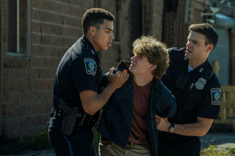 Jonah (Marcus Scribner, l.) und Sean (Mika Amonsen, r.) nehmen Jimmy Holloway (Braxton Fannin) fest – Bild: Brendan Adam-Zwelling /​ CBS Broadcasting, Inc.