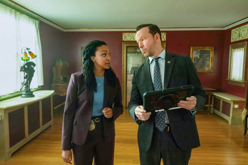 Lena (Sonequa Martin-Green) und Danny (Donnie Wahlberg) wollen einen alten Fall aufklären – Bild: John Medland /​ CBS Broadcasting, Inc.