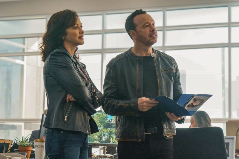 Wie früher steht Maria (Marisa Ramirez) an der Seite von Danny (Donnie Wahlberg) – Bild: Michael Gibson /​ CBS Broadcasting, Inc.