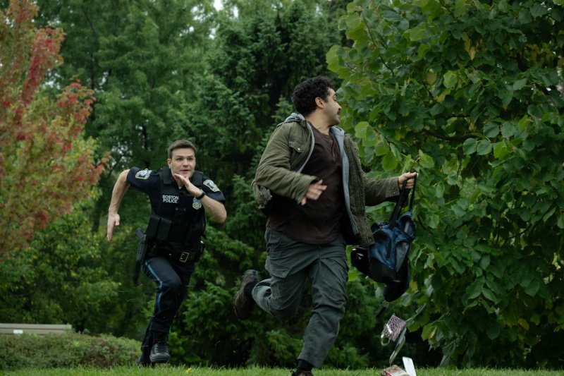 Sean (Mika Amonsen) jagt Gauner Eddie C. (E.J. Bonilla, r.) – Bild: Christos Kalohoridis /​ CBS Broadcasting, Inc.