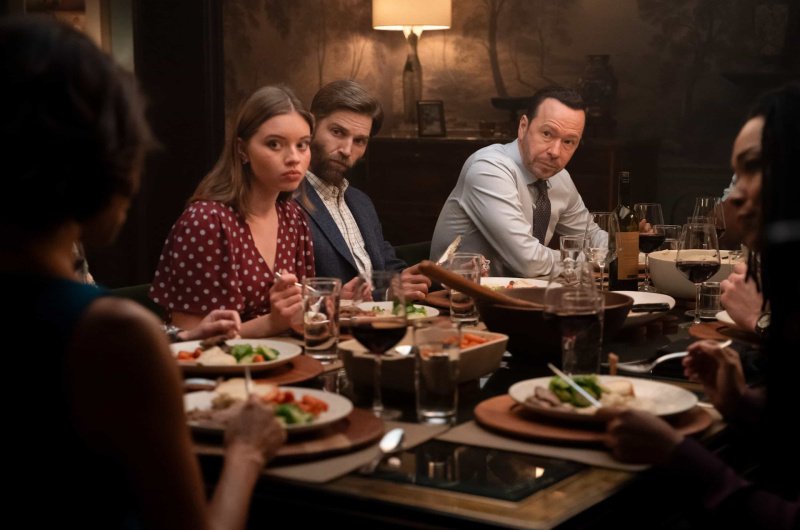 In der Runde essen (v.r.) Danny (Donnie Wahlberg) und Seth (Mike Vogel) mit seiner Tochter Phoebe (Matia Jackett) – Bild: Brendan Adam-Zwelling /​ CBS Broadcasting, Inc.