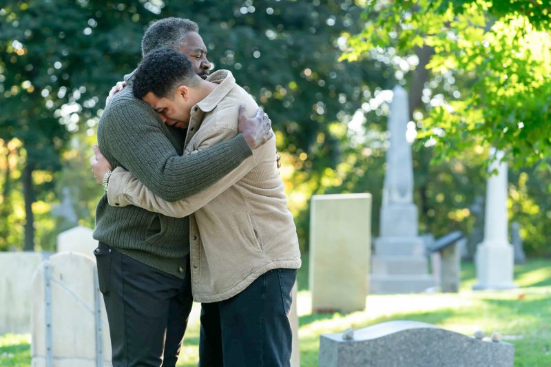 Reverend Peters (Ernie Hudson) versteht Jonahs (Marcus Scribner, r.) Wut und Schmerz – Bild: Michael Gibson /​ CBS Broadcasting, Inc.