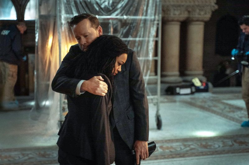 Lena (Sonequa Martin-Green) braucht Dannys (Donnie Wahlberg) Unterstützung – Bild: Brendan Adam-Zwelling /​ CBS Broadcasting, Inc.