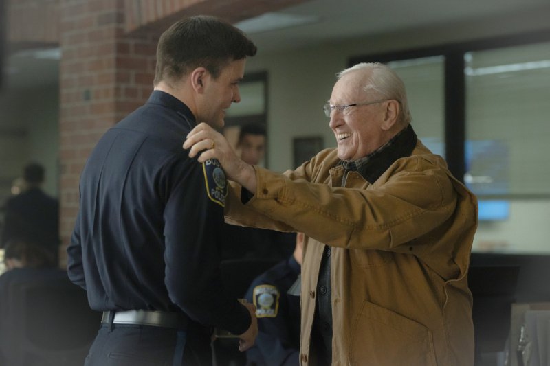 Henry Reagan (Len Cariou) ist stolz auf seinen Urenkel Sean (Mika Amonsen, l.) – Bild: Christos Kalohoridis /​ CBS Broadcasting, Inc.