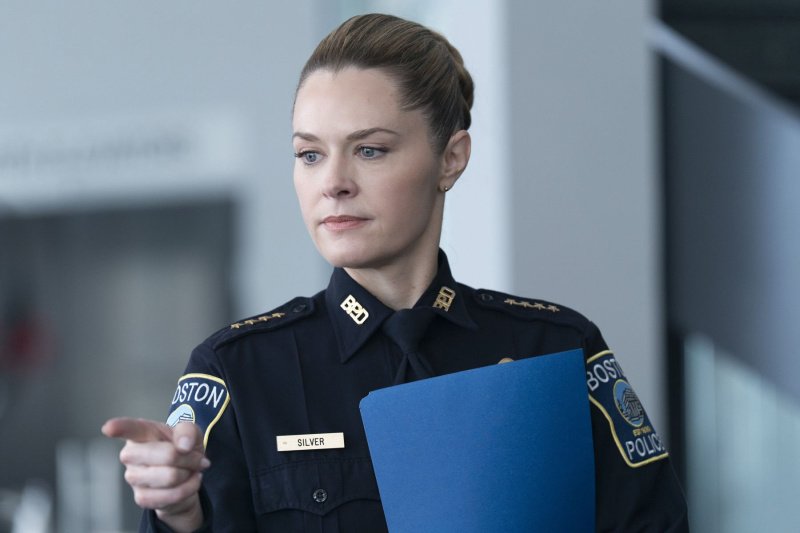 Sarah Silver (Maggie Lawson) greift im Revier durch – Bild: John Medland /​ CBS Broadcasting, Inc.