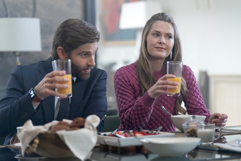 Sarah (Maggie Lawson) und ihr Verlobter Seth (Mike Vogel) genießen das Frühstück – Bild: John Medland /​ CBS Broadcasting, Inc.