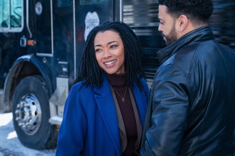 Lena (Sonequa Martin-Green) hilft Brian (Ryan Broussard) – Bild: Ian Watson /​ CBS Broadcasting, Inc.