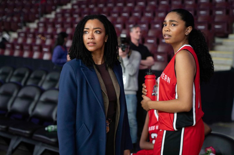 Was lenkt Lena (Sonequa Martin-Green) und Soraya King (Arista Arhin, r.) bloß ab? – Bild: John Medland /​ CBS Broadcasting, Inc.