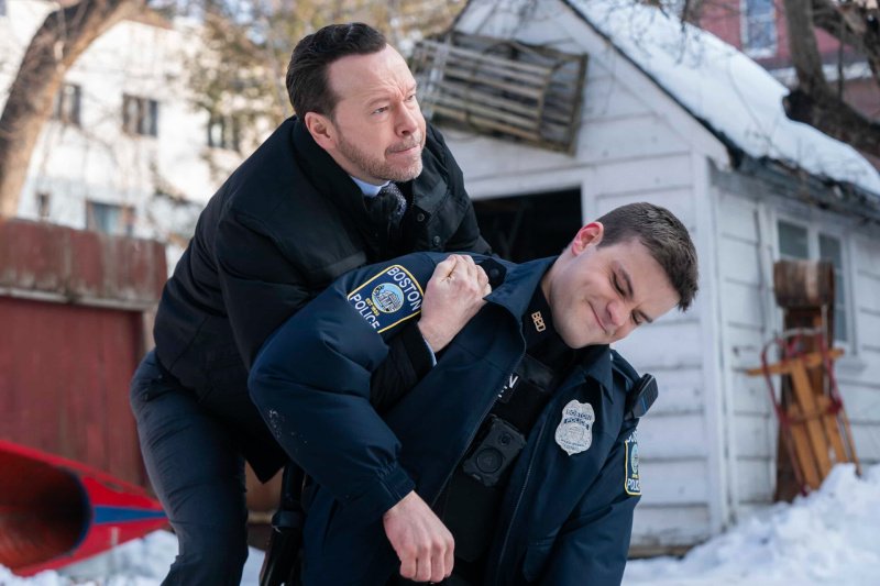 Danny Reagan (Donnie Wahlberg) hält seinen Sohn Sean (Mika Amonsen, r.) – Bild: Ian Watson /​ CBS Broadcasting, Inc.