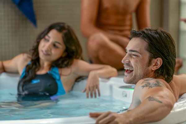 Fátima Amazian (Najwa Khliwa) und Sebas Senghor (Juan Perales) genießen die Zeit – Bild: Matías Uris /​ Netflix