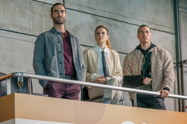 Hugo Teixeira (Nico Furtado, l.), Jana Castro (Melina Matthews) und Iker Delallave (Jesús Rubio) halten sich bedeckt – Bild: Matías Uris /​ Netflix