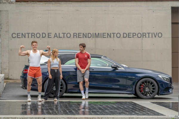 Cristian (Nuno Gallego, l.), Amaia (Clara Galle) und Roque (Agustin Della Corte) wollen die Weltspitze erreichen – Bild: Matías Uris /​ Netflix
