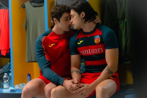 Roque (Agustín Della Corte, l.) genießt das Abenteuer mit Sebas (Juan Perales) – Bild: Matías Uris /​ Netflix