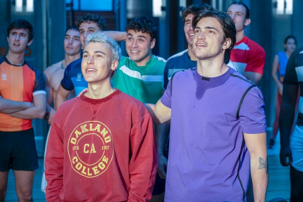 Charly Lago (Martí Cordero) und Sebas Senghor (Juan Perales, r.) staunen – Bild: Matías Uris /​ Netflix