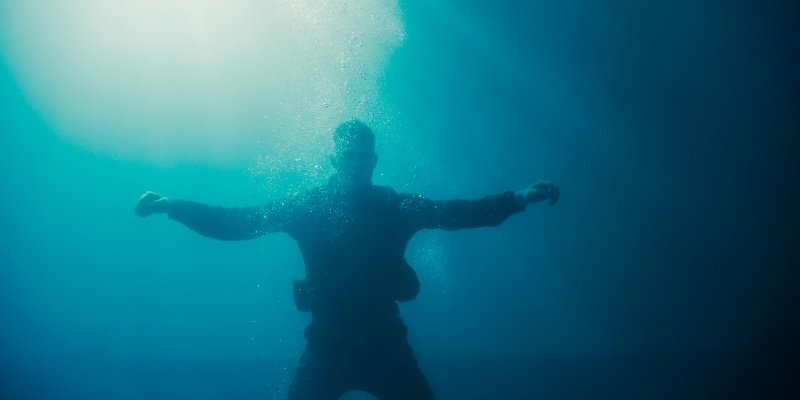 Sgt. Sullivan (Max Parker) könnte zu viel Wasser schlucken – Bild: Courtesy of Netflix