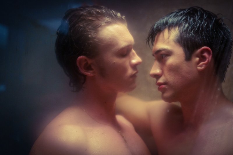 Ilya (Connor Storrie) und Shane (Hudson Williams, r.) tasten sich gegenseitig ab – Bild: Sabrina Lantos/​HBO Max