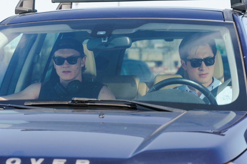 Ilya (Connor Storrie) und Shane (Hudson Williams, r.) fahren gemeinsam weg – Bild: Sabrina Lantos/​HBO Max
