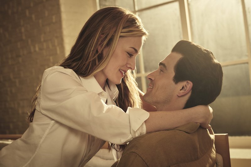 Sarah Pidgeon als Carolyn Bessette Kennedy, Paul Kelly als John F. Kennedy Jr. – Bild: Kurt Iswarienko/​FX, 2025, FX. All rights reserved.