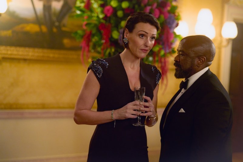 Stabschef Adamako (Lucian Msamati) berät Premierministerin Dalton (Suranne Jones) – Bild: Des Willie /​ Netflix