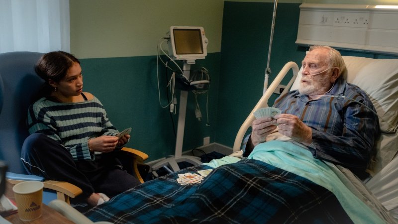 Sylvie (Isobel Akuwudike) besucht ihren sterbenskranken Opa Max (James Cosmo) – Bild: Des Willie /​ Netflix