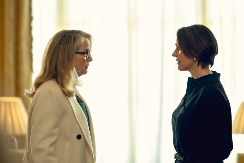 Präsidentin Toussaint (Julie Delpy, l.) und Premierministerin Dalton (Suranne Jones) planen – Bild: Des Willie /​ Netflix