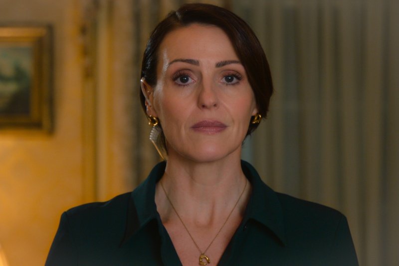 Premierministerin Abigail Dalton (Suranne Jones) muss eine Menge aushalten – Bild: Courtesy of Netflix