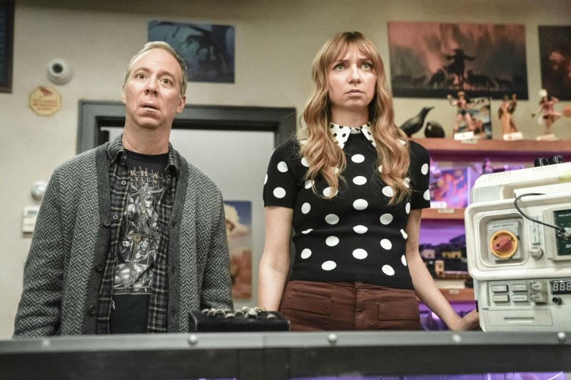 Stuart (Kevin Sussman) und Denise (Lauren Lapkus) staunen über den Anblick – Bild: Colin Remas Brown /​ HBO Max