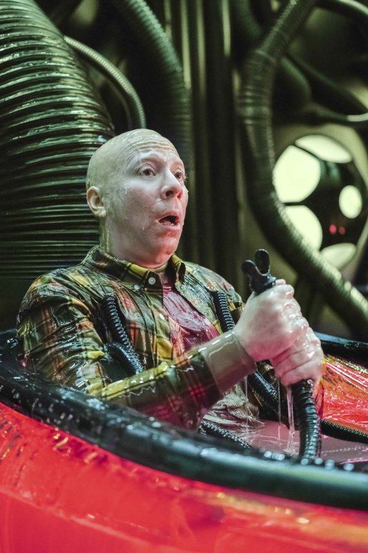 Stuart (Kevin Sussman) glaubt kaum, wo er gelandet ist – Bild: Colin Remas Brown /​ HBO Max