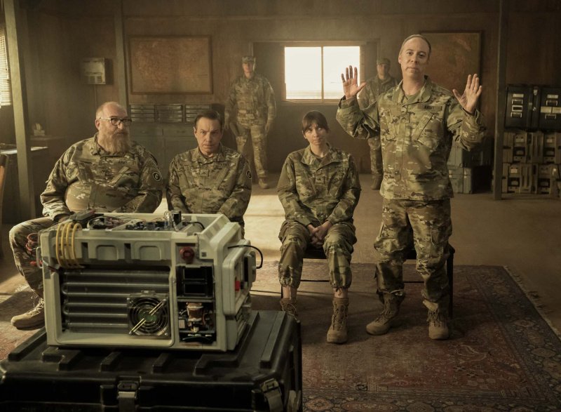 In Militärklamotten stecken (v.r.) Stuart (Kevin Sussman), Denise (Lauren Lapkus), Barry (John Ross Bowie) und Bert (Brian Posehn) – Bild: Colin Remas Brown /​ HBO Max
