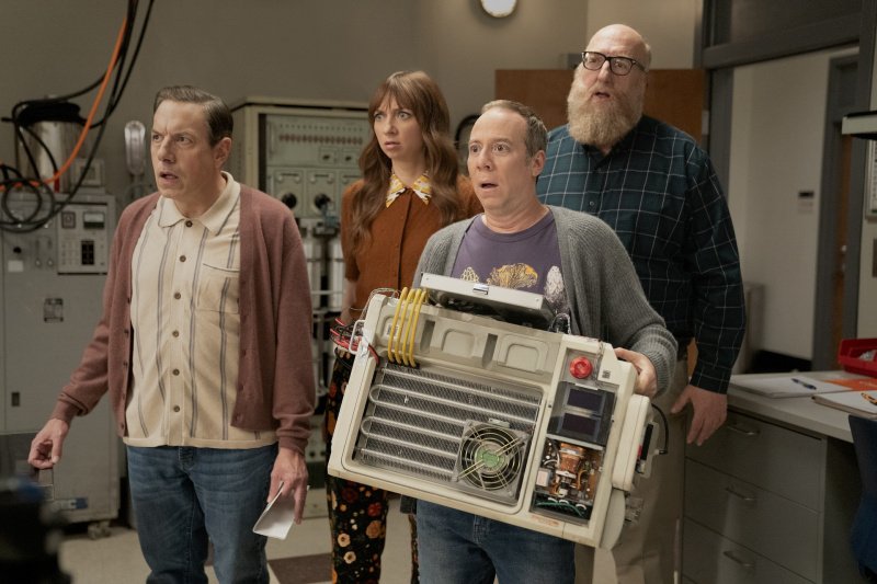 Trotz Pannen soll das Gerät (v.l.) Barry (John Ross Bowie), Denise (Lauren Lapkus), Stuart (Kevin Sussman) und Bert (Brian Posehn) retten – Bild: Colin Remas Brown /​ HBO Max