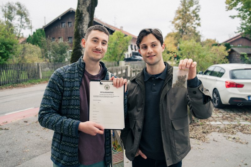 Wolke (Willi Sellmann (l.) und Korbi (Nick Romeo Reimann) – Bild: RTL /​ Hendrik Heiden