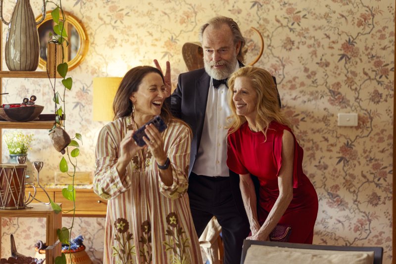 Georgie Parker als Rose, Hugo Weaving als Billy und Heather Mitchell als Dani – Bild: 2026 Paramount+ /​ Lisa Tomasetti