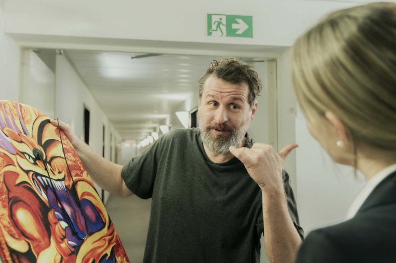 Wolle (Florian Renner) lobt Ronja Keller (Friederike Kempter) – Bild: ZDF /​ Sofia Velasquez