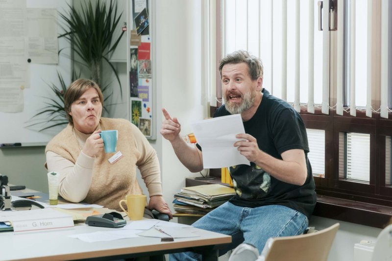 Gisela (Petra Hartung) und Wolle (Florian Renner) staunen über einen Brief – Bild: ZDF /​ Sofia Velasquez