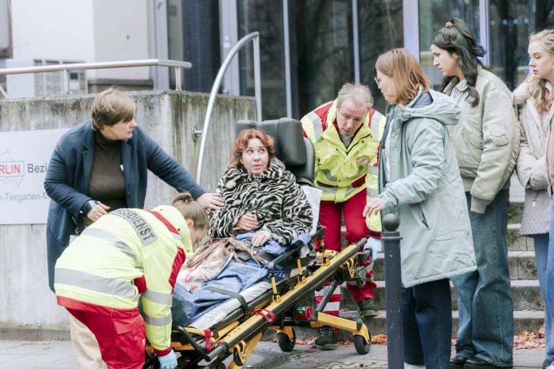 Doris (Kathrin Angerer) schockiert Gisela (Petra Hartung, l.) sowie (v.r.) Melissa (Anna Herrmann), Dilara (Roxana Samadi) und Conny (Lisa Hrdina) – Bild: ZDF /​ Sofia Velasquez