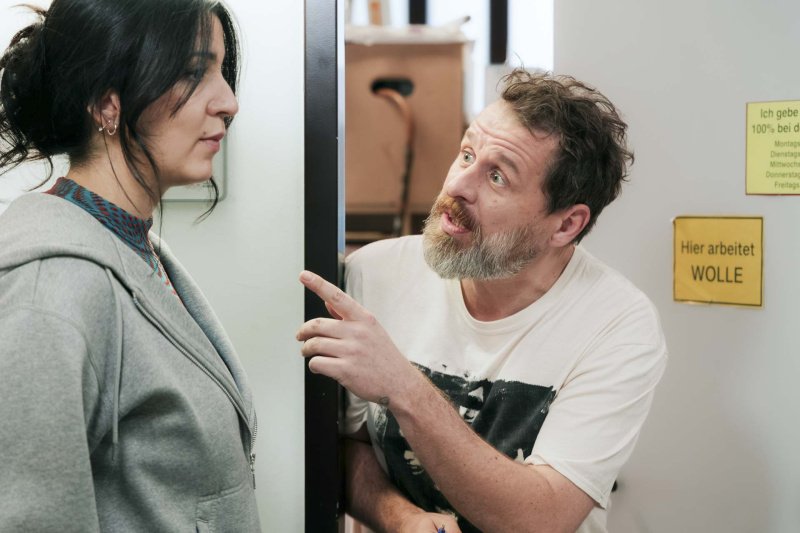 Wolle (Florian Renner) fertigt Dilara (Roxana Samadi) in der Poststelle schnell ab – Bild: ZDF /​ Sofia Velasquez