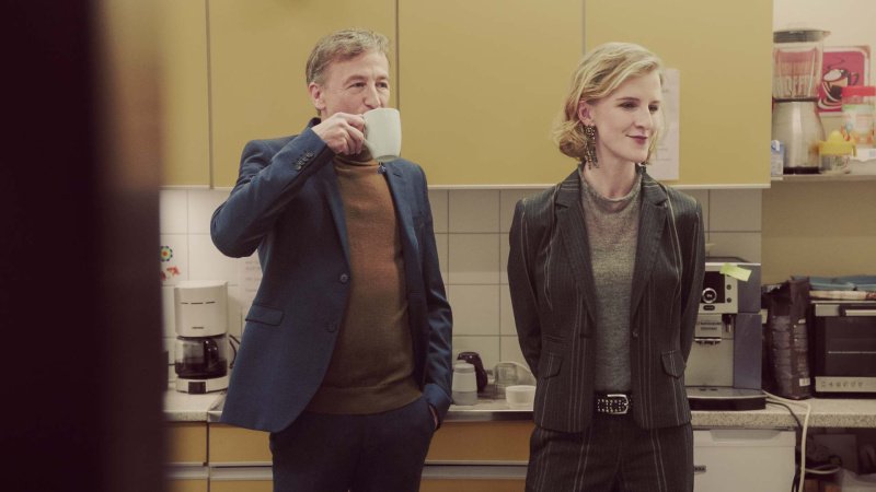 Beim Besuch von Mia Walter (Klara Lange) braucht Amtsleiter Georg Schulenberg (Jan Henrik Stahlberg) einen Kaffee – Bild: ZDF /​ Sofia Velasquez