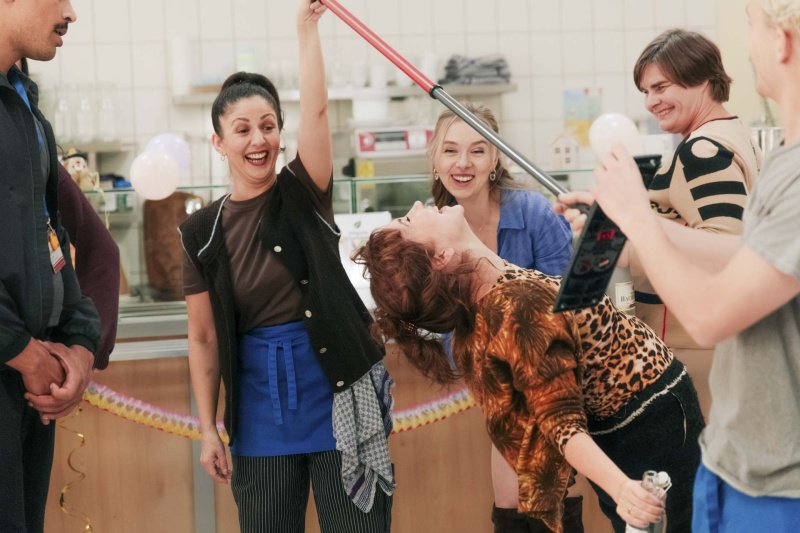 Doris (Kathrin Angerer) tanzt mit (v.l.) Can (Charles Booz Jakob), Hanni (Tülin Sezgin) sowie (v.r.) Roland (David Ali Rashed), Gisela (Petra Hartung) und Melissa (Anna Herrmann) – Bild: ZDF /​ Sofia Velasquez