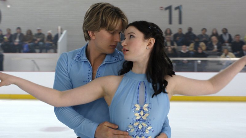 Cale Ambrozic als Brayden Elliot und Madelyn Keys als Adriana Russo – Bild: NETFLIX © 2026