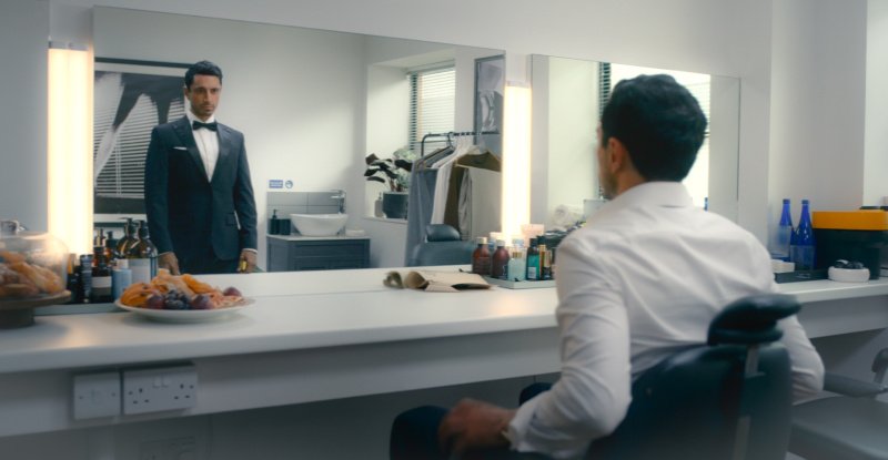 Schauspieler Shah Latif (Riz Ahmed) sieht sich als James Bond – Bild: Amazon MGM Studios