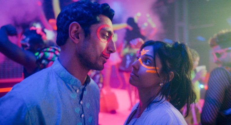 Nur kurz entspannen sich Shah Latif (Riz Ahmed) und seine Ex-Freundin Yasmin (Ritu Arya) – Bild: Amazon MGM Studios
