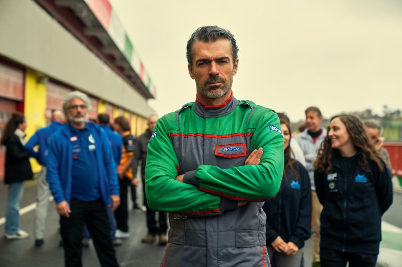 Luca Argentero als Arturo ‚Barnie‘ Benini – Bild: Enrico Bellinghieri/​Netflix © 2026