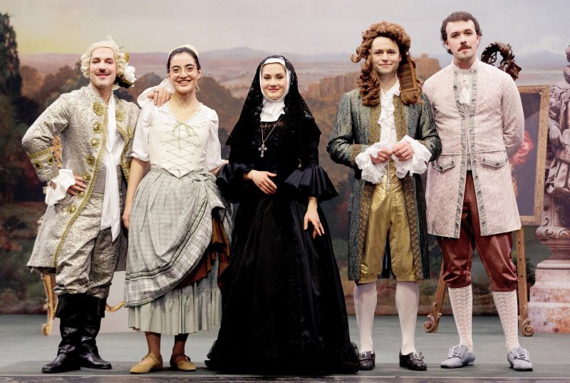 Ensemble aus jungen Comedians spielt ohne Vorbereitung das Stück „Don Juan“: v.l.n.r. Nico Stank, Ana Lucia, Florentine Osche, Tom Böttcher und Fred Costea. – Bild: MDR/​ARD KULTUR/​Frédéric Batier